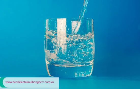 Uống nhiều nước chữa đau họng cấp tốc hiệu quả