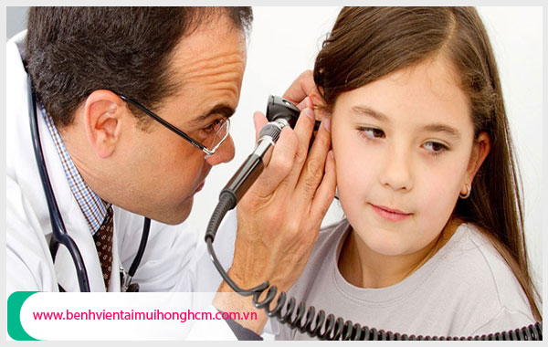 Đưa trẻ đi khám và điều trị viêm tai giữa tại phòng khám uy tín